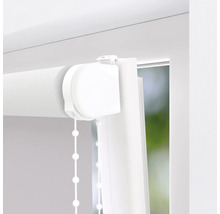 Detaljvy av en vit rullgardin med kedjetåg vid fönstret