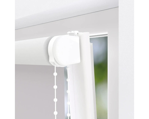 Detaljvy av en vit rullgardin med kedjetåg vid fönstret