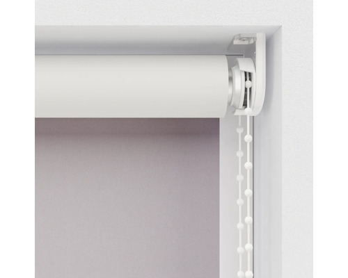 Rullgardin med kedjedrag vid fönstret