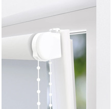 Detaljvy av en vit rullgardin vid fönstret