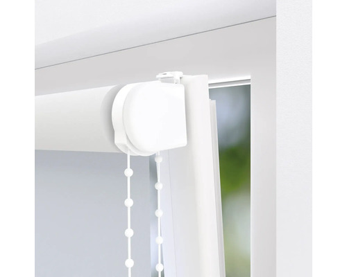 Detaljvy av en vit rullgardin vid fönstret