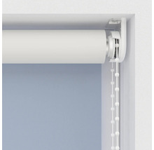 Detaljvy av en rullgardin med kedjedrag vid fönstret