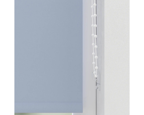 Rullgardin med manöverkedja på fönstret