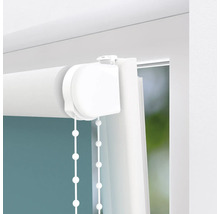 Detaljvy av en vit rullgardin med kedjedrag vid fönstret.