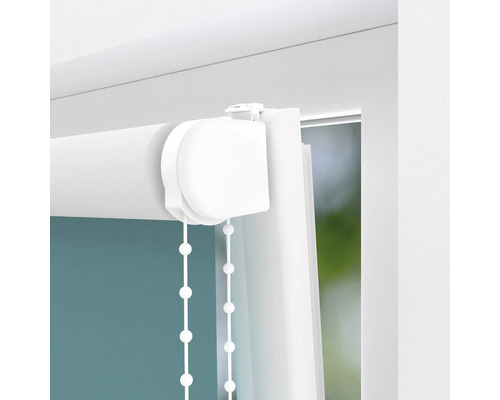 Detaljvy av en vit rullgardin med kedjedrag vid fönstret.