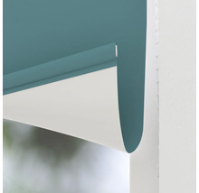 Rullgardin som är upprullad och halvt neddragen vid fönstret