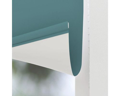 Rullgardin som är upprullad och halvt neddragen vid fönstret