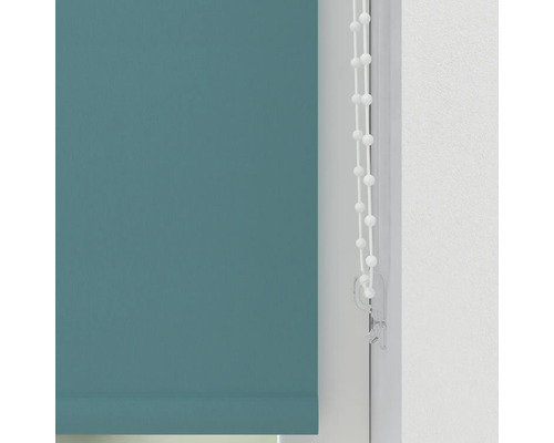 Rullgardin med kedjedrag vid fönstret