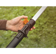 Närbild av en person som använder låsmekanismen på en teleskopstång