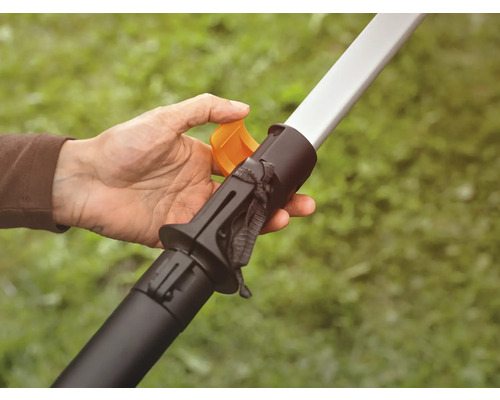 Närbild av en person som använder låsmekanismen på en teleskopstång