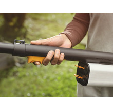 En person håller en lövblås i handen.