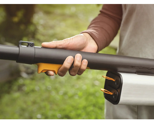 En person håller en lövblås i handen.