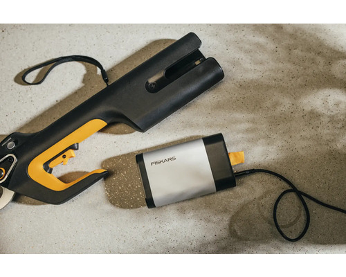 Fiskars batteridriven trädgårdssax med batteri