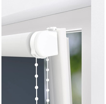 Detaljvy av en vit rullgardin med kedjedrag vid fönstret