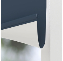 Detaljvy av en blåvit rullgardin med kedjedrag