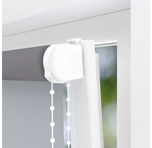 Detaljvy av en rullgardin vid fönstret med kedjedrift.