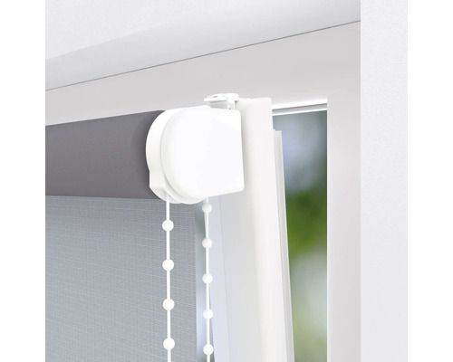 Detaljvy av en rullgardin vid fönstret med kedjedrift.