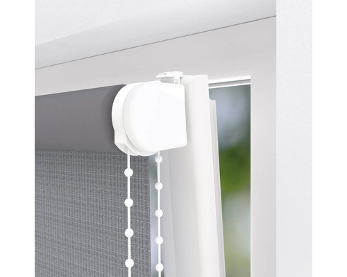 Grå rullgardin med kedjedrag på fönstret