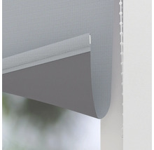 Grå rullgardin med kedjedrag för fönsterdekoration