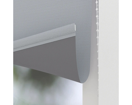 Grå rullgardin med kedjedrag för fönsterdekoration