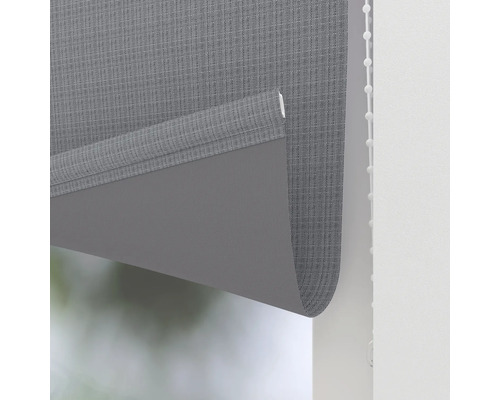 Grå rullgardin med kedjedrag för fönsterdekoration