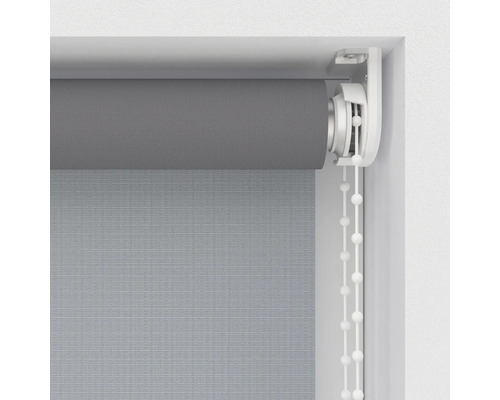 Grå rullgardin med kedjedrag för fönsterdekoration