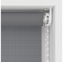 Grå rullgardin med kedjedrag i fönsterkarm