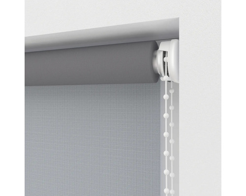 Grå rullgardin med kedjedrag för fönsterdekoration