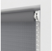 Grå rullgardin med kedjedrag för fönsterdekoration