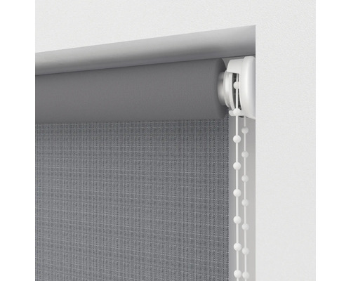 Grå rullgardin med kedjedrag för fönsterdekoration