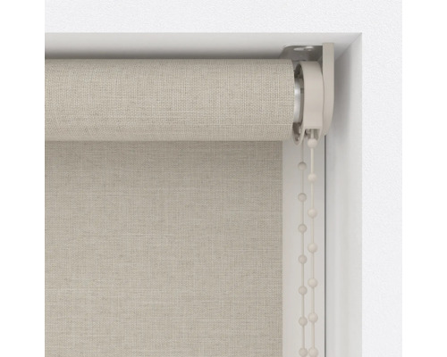 Detaljvy av en tygrullgardin vid fönstret