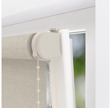 Detaljbild av en rullgardin vid fönstret