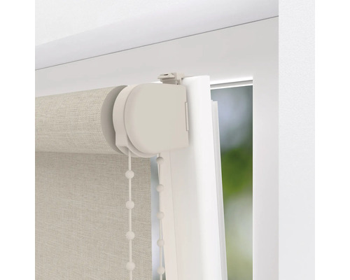 Detaljbild av en rullgardin vid fönstret