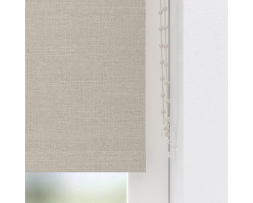 Textilrullgardin vid fönstret med kedjedrag