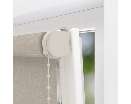 Detaljvy av en rullgardin med kedjedrag för fönsterdekoration