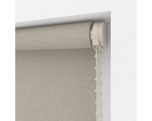 Rullgardin med kedjedrag vid fönstret