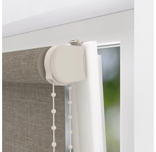 Detaljbild av en rullgardin med kedjedrag på fönstret