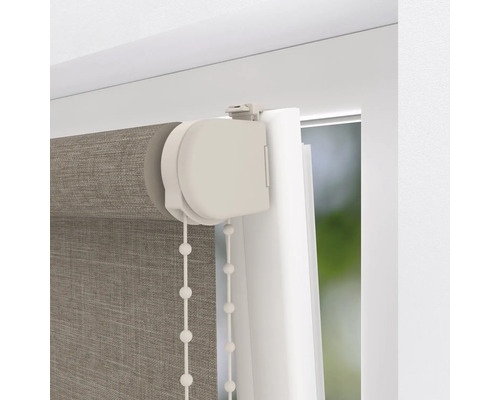 Detaljbild av en rullgardin med kedjedrag på fönstret