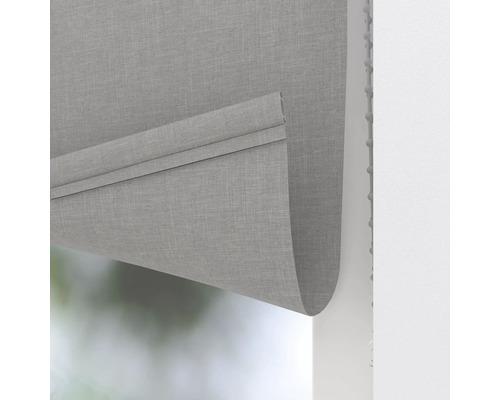 Delvis neddragen grå rullgardin