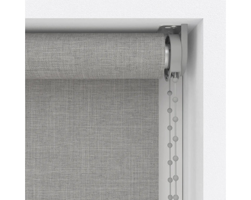 Grå rullgardin med kedjedrag i fönsterkarmen