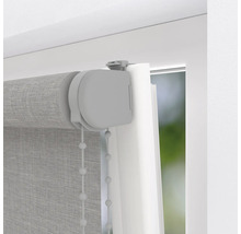 Detaljvy av en grå rullgardin med kedjedrag vid fönstret