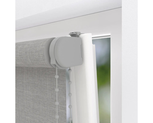 Detaljvy av en grå rullgardin med kedjedrag vid fönstret