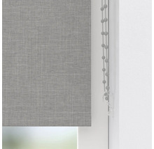 Grå rullgardin på fönstret med dragsko