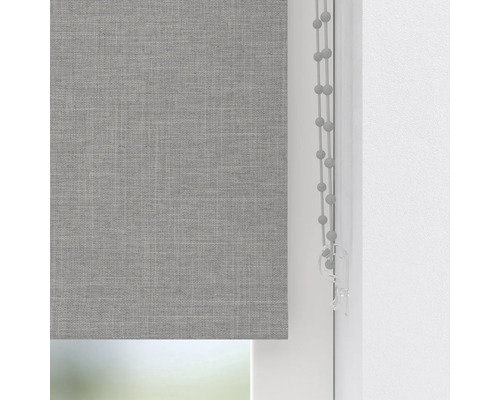 Grå rullgardin på fönstret med dragsko