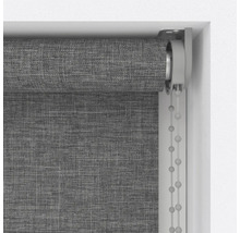 Grå rullgardin med kedjedrag vid fönstret