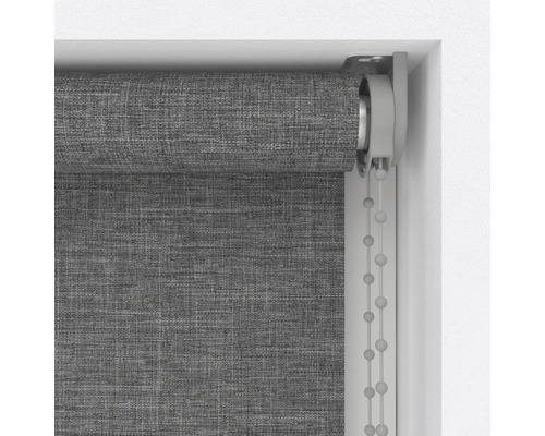 Grå rullgardin med kedjedrag vid fönstret