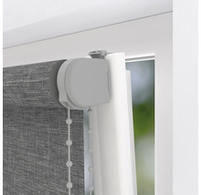 Detaljvy av en grå rullgardin med kedjedrift på fönstret