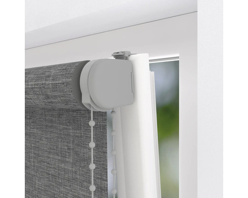 Detaljvy av en grå rullgardin med kedjedrift på fönstret