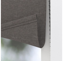 Detaljvy av en grå hissgardin med kedjedrift