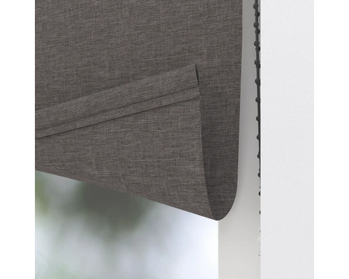 Detaljvy av en grå hissgardin med kedjedrift